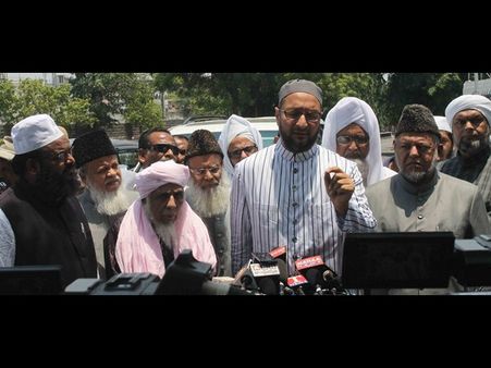 పోలవరంపై గవర్నర్‌తో భేటీ తర్వాత అసద్ (పిక్చర్స్)