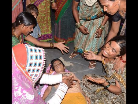  పోలీసు ఆత్మహత్య: సంపులో పాప మృతి (పిక్చర్స్)