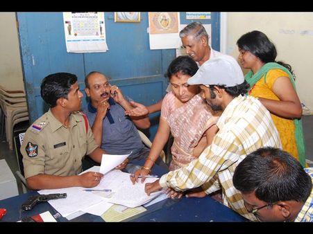 ఆగని దోపిడీలు: చెన్నై ఎక్స్‌ప్రెస్ ప్రయాణికుల పిక్చర్స్