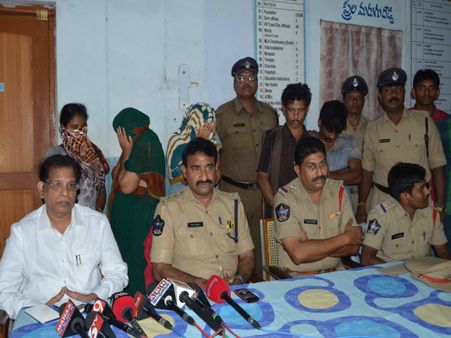  శిశువు అపహరణ: ఛేదించిన పోలీసులు, అరెస్ట్(ఫొటో)