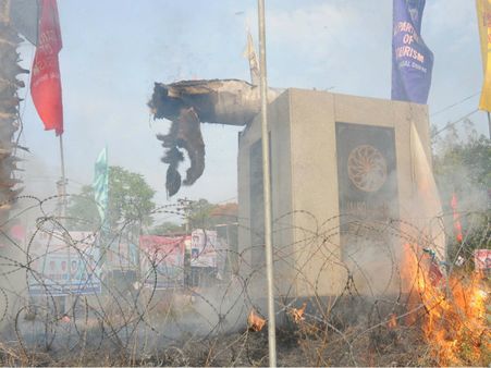 తెలంగాణ ఆవిర్భావం: వైయస్ విగ్రహం ధ్వంసం (ఫోటో)