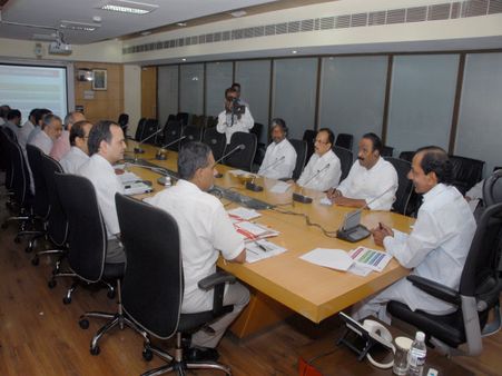 హైదరాబాద్ బ్రాండ్ పెంచాలి: కెసిఆర్, బాబుకు ధీటుగా...