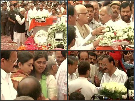 ముండే: కూతురు కంటతడి, స్మృతి ఓదార్పు (పిక్చర్స్)