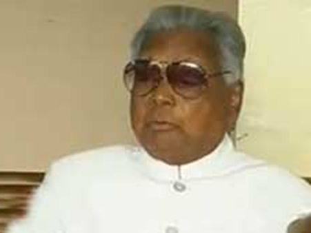 బాత్రూంలో జారిపడ్డ కాకా, నిమ్స్‌కు సున్నం తరలింపు