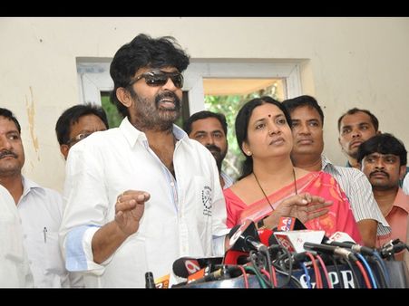 కెసిఆర్‌తో భేటీ: జీవిత, రాజశేఖర్ హ్యాపీ (పిక్చర్స్)