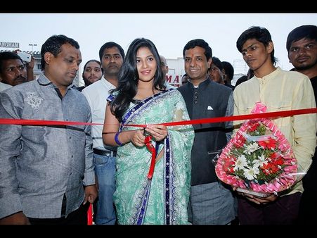 ముద్దుగుమ్మల మధ్య..: ఓపెన్ చేసిన అంజలి!(పిక్చర్స్)