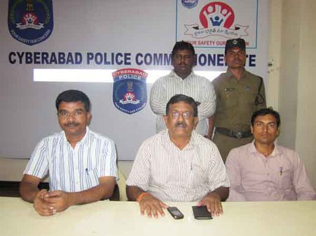 ఫొటో: ఎటిఎం మోసగాడి ఆటకట్టు, జల్సాలకే...