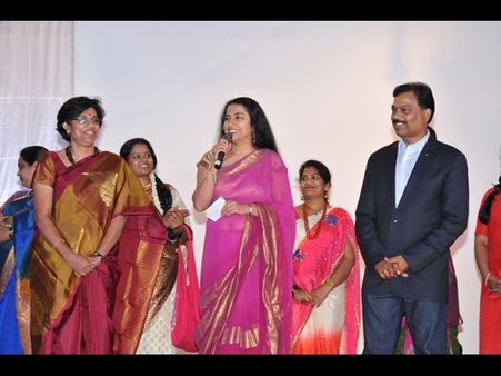 దుబాయ్‌లో మురిసిన నటి సుహాసిని (ఫొటోలు)