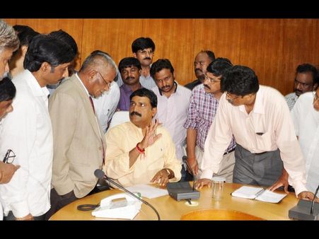 ఏయులో ఏపి తొలి కేబినెట్ భేటీ: మెరుగులు(పిక్చర్స్)