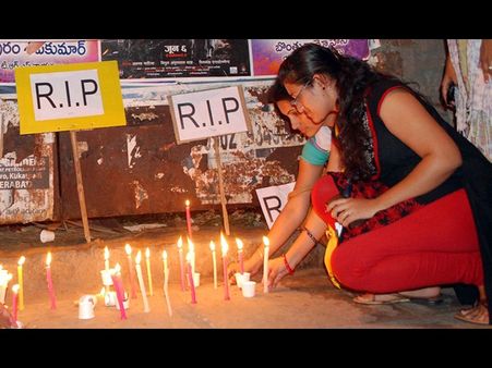 బియాస్ నదీ ట్రాజెడీ: హైటెక్ సిటీ వద్ద నివాళి (పిక్చర్స్)