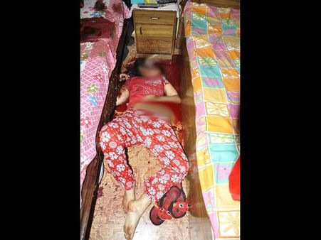  పాతబస్తీలో దారుణం: మహిళల గొంతు కోశారు(పిక్చర్స్)