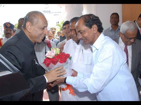  నాడు మొహంపై కొట్టి.. నేడు స్వాగతం (పిక్చర్స్)