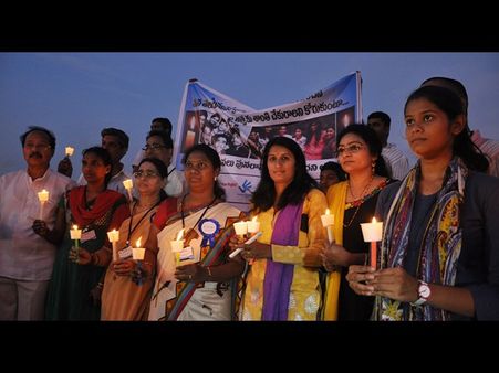 బియాస్ ట్రాజెడీ: ఏడుపు ఆపుకోలేకపోయారు(పిక్చర్స్)