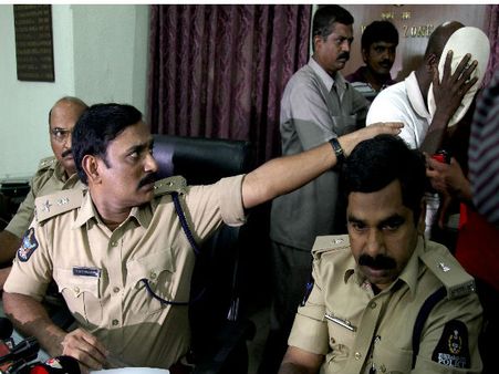ఫొటోలు: కొకైన్ సరఫరా, ఇద్దరు నైజీరియన్ల అరెస్టు