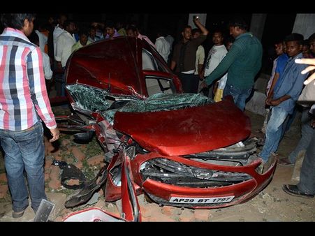 మృత్యుశకటంగా లారీ, ఔటర్ జంక్షన్ రక్తసిక్తం (పిక్చర్స్)