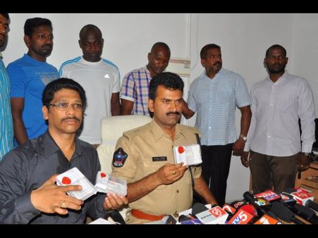 ఇద్దరు నైజీరియన్ల అరెస్ట్: కొకైన్ స్వాధీనం (పిక్చర్స్)