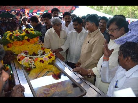 ఎమ్మెల్యే తంగిరాలకు చంద్రబాబు నివాళి (పిక్చర్స్)