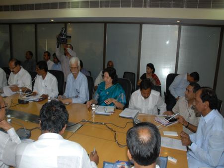 ఫీజు రీయంబర్స్‌మెంట్‌పై రివ్యూ: స్థానికతే గీటురాయి