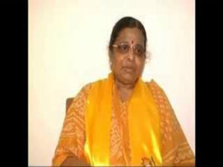 బాబు బిజీ: తోపులాటలో కిందపడిన మహిళా ఎమ్మెల్యే
