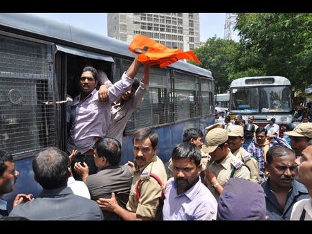 ఫొటోలు: ఫీజులపై రోడ్డెక్కిన ఎబివిపి విద్యార్థులు