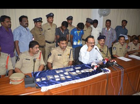 దోపిడీ దొంగల అరెస్ట్: 4.50 లక్షల గోల్డ్  సీజ్(పిక్చర్స్)