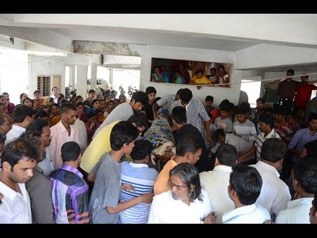 బియాస్ ట్రాజెడీ: ఆరని శోకం, అక్కడే మంత్రి (పిక్చర్స్)