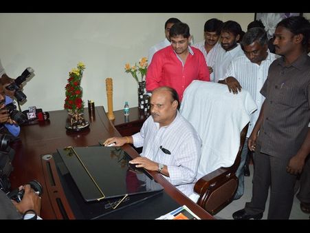 జగన్‌కు యనమల ఫోన్: బుద్ధప్రసాద్ ఏకగ్రీవమే