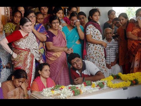 బియాస్ ట్రాజెడీ: మంతాకు కన్నీటి వీడ్కోలు (పిక్చర్స్)