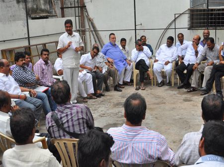  టీవీ చానెళ్లపై బ్యాన్ వివాదం: తప్పుకున్న కెసిఆర్