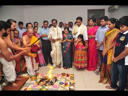 అది వెనక్కి: కెసిఆర్ చేతికి నమస్తే తెలంగాణ
