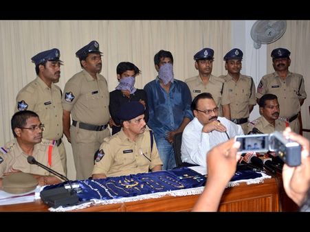   నలుగురు దొంగల అరెస్ట్: బంగారం స్వాధీనం(పిక్చర్స్)