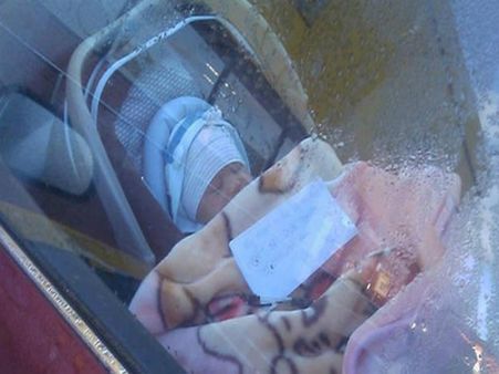 నైట్‌క్లబ్‌కి వెళ్లేందుకు చిన్నారిని కార్లో వదిలేసిన యువతి