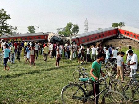 పట్టాలు తప్పిన రాజధాని ఎక్స్‌ప్రెస్: నలుగురు మృతి