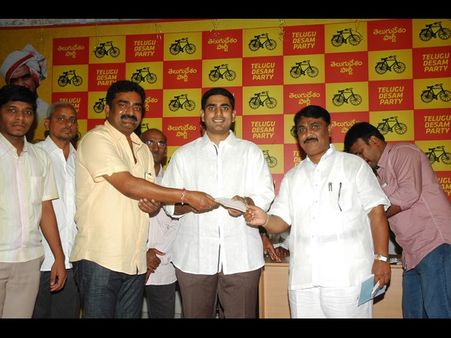 ఆఫీసులో నారా లోకేష్ చేతికి రూ.50వేల చెక్ (ఫోటో)