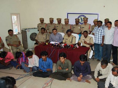 6గురు దొంగల అరెస్ట్: రూ.43లక్షల సొత్తు సీజ్(పిక్చర్స్)
