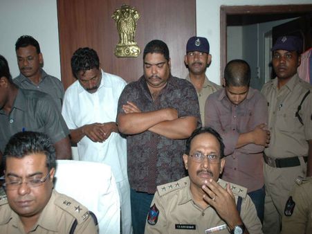 స్విస్ బంగారం ఇస్తామని బ్లాక్ పేపర్ బండిల్...