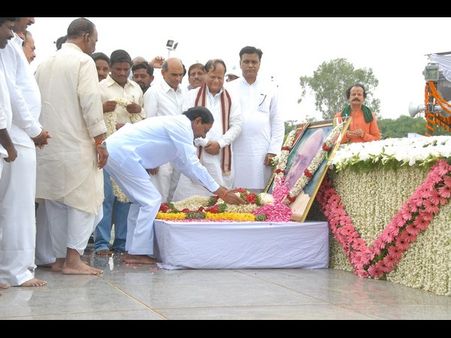 పివి మరణం కలచివేసింది: కెసిఆర్ (ఫొటోలు)