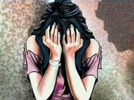 ప్రియుడిని బెదిరించి ప్రేయసిపై గ్యాంగ్ రేప్: వ్యభిచారం
