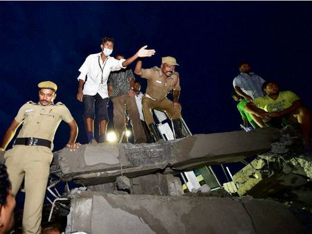 చెన్నైలో కూలిన భవనం:9మంది మృతి, జయ దిగ్భ్రాంతి