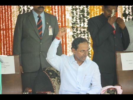 మావాళ్లేనని చెప్పి..: తెలంగాణ సిఎం కెసిఆర్‌పై ఆగ్రహం