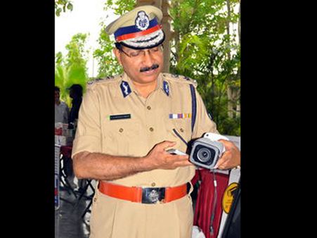 కెసిఆర్ చెప్పారని సీపీ, సీసీ కెమెరాలు ఉంటే (పిక్చర్స్)