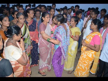 మనుషులను మింగేసిన సంద్రపు అలలు (పిక్చర్స్)