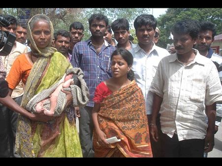  వైద్యులు, నర్సుల ధర్నా: చిన్నారి మృతి (పిక్చర్స్)