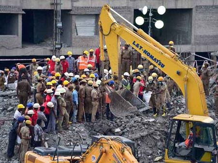 కూలిన భవనం: మరో ఇద్దరు ఆంధ్ర కూలీలు భద్రం