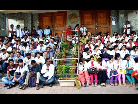 కొడితే పడాలి, మంత్రి పేరు: రోడ్డెక్కిన వైద్యులు(పిక్చర్స్)