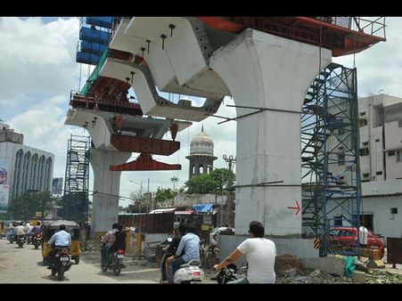 హైదరాబాద్ మెట్రో రైలు: కెసిఆర్ వర్సెస్ ఎల్ అండ్ టీ