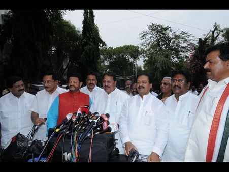 కేసీఆర్ స్పీడ్ తగ్గించేనా: టి నేతల ఆలింగనం (పిక్చర్స్)