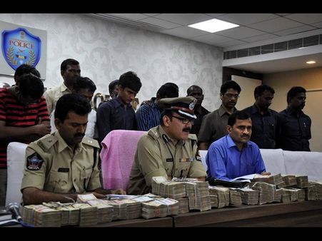 హవాలా గ్యాంగ్ అరెస్ట్: రూ. 2 కోట్లు స్వాధీనం(పిక్చర్స్)