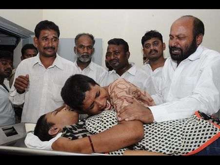 ఎన్ని భరించాలని అమ్మాయి ఆత్మహత్య  (ఫొటోలు)