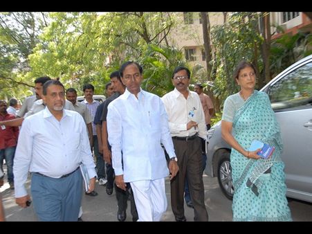  కెసిఆర్ కాలినడకన చుట్టివచ్చారు (పిక్చర్స్)